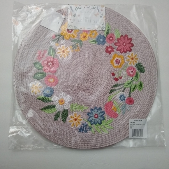 Envogue Floral Embroidered Placemats - Set of 4 Large 15 1/2 inch Diameter - Picture 2 of 3